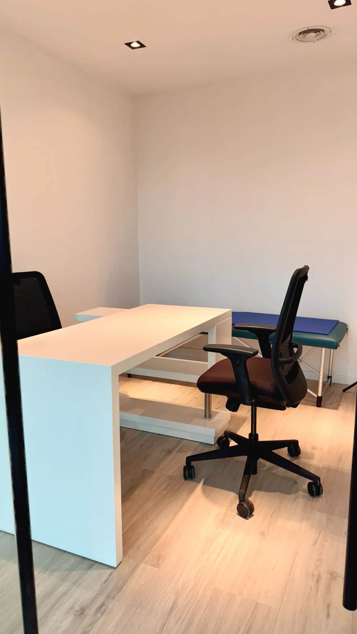 Consultorio profesional equipado en BioBal, con escritorio, sillas y luz natural